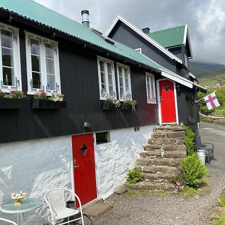Charming And Authentic Heritage Retreat In Kvivik - Right Next To The River Екстериор снимка