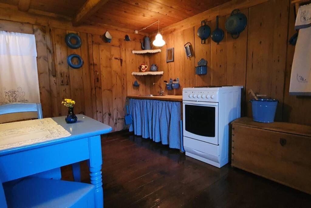 Charming And Authentic Heritage Retreat In Kvivik - Right Next To The River Екстериор снимка