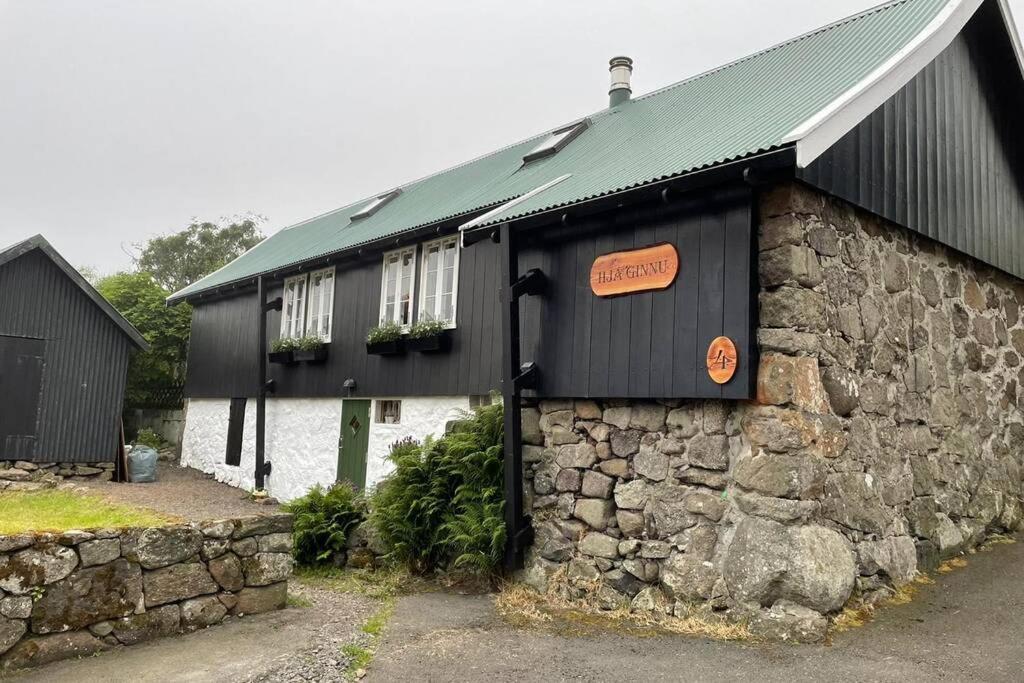Charming And Authentic Heritage Retreat In Kvivik - Right Next To The River Екстериор снимка