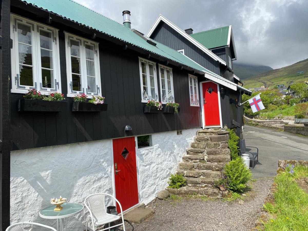 Charming And Authentic Heritage Retreat In Kvivik - Right Next To The River Екстериор снимка