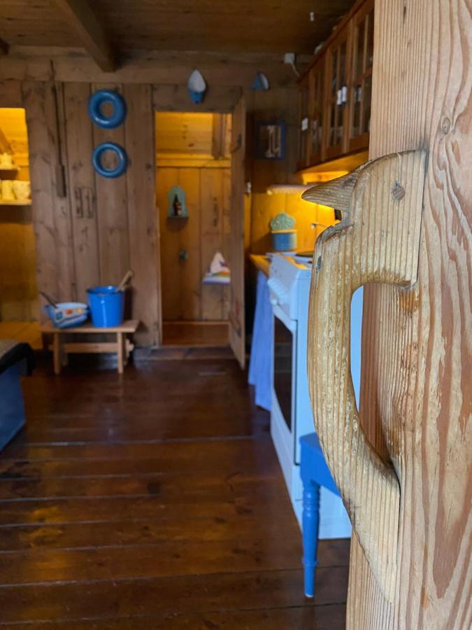 Charming And Authentic Heritage Retreat In Kvivik - Right Next To The River Екстериор снимка